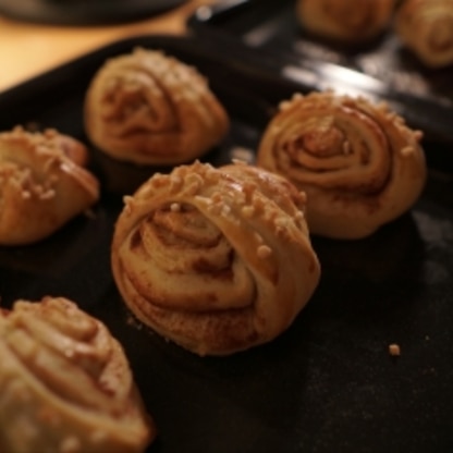 いつか作ってみたかったカモメ食堂シナモンロール。めちゃくちゃ美味しく焼けました！職場の人たちにも好評でした。ありがとうございます^_^